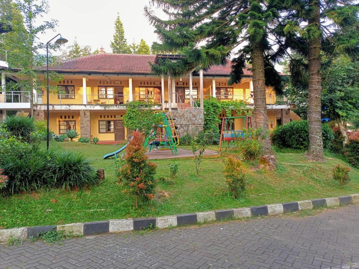 Alfa Resort Hotel&Conference Puncak Esterno foto