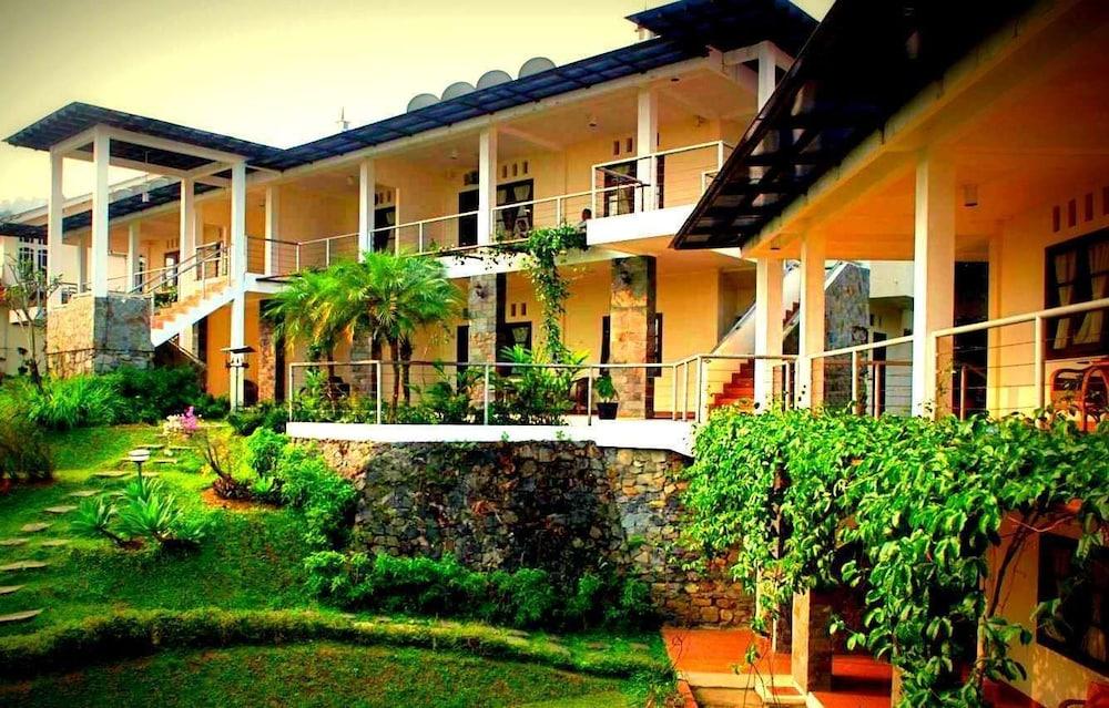 Alfa Resort Hotel&Conference Puncak Esterno foto