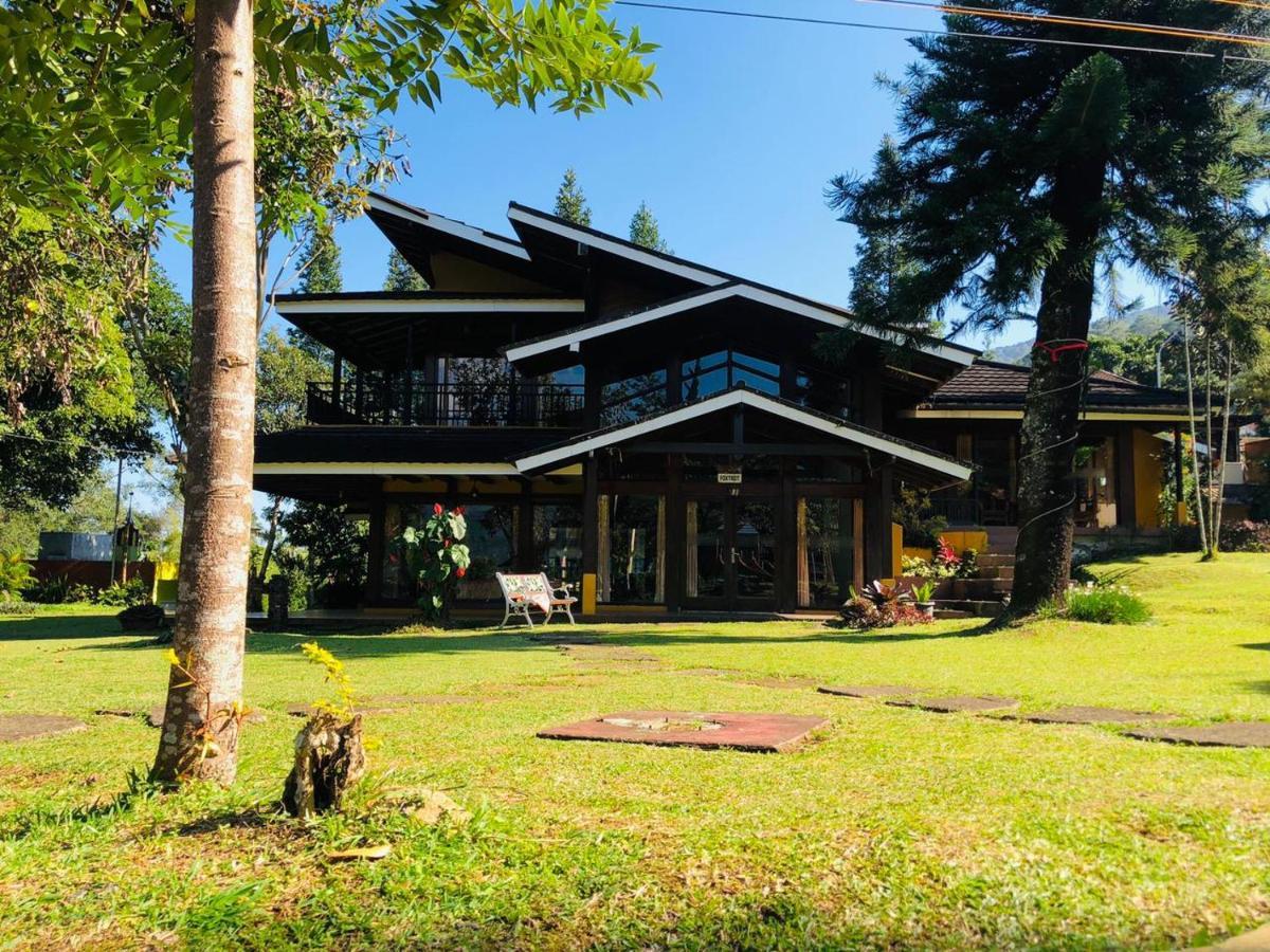 Alfa Resort Hotel&Conference Puncak Esterno foto