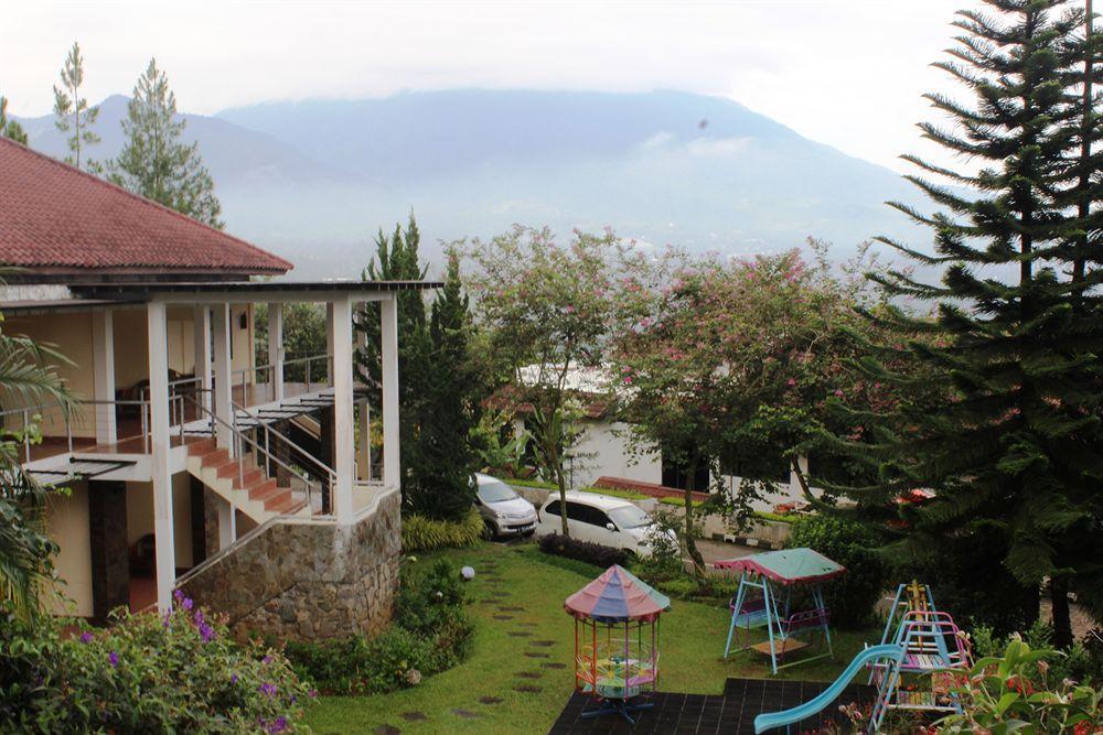 Alfa Resort Hotel&Conference Puncak Esterno foto