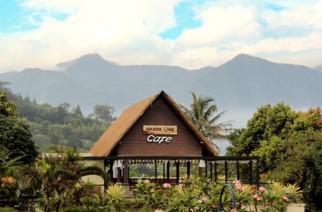 Alfa Resort Hotel&Conference Puncak Esterno foto