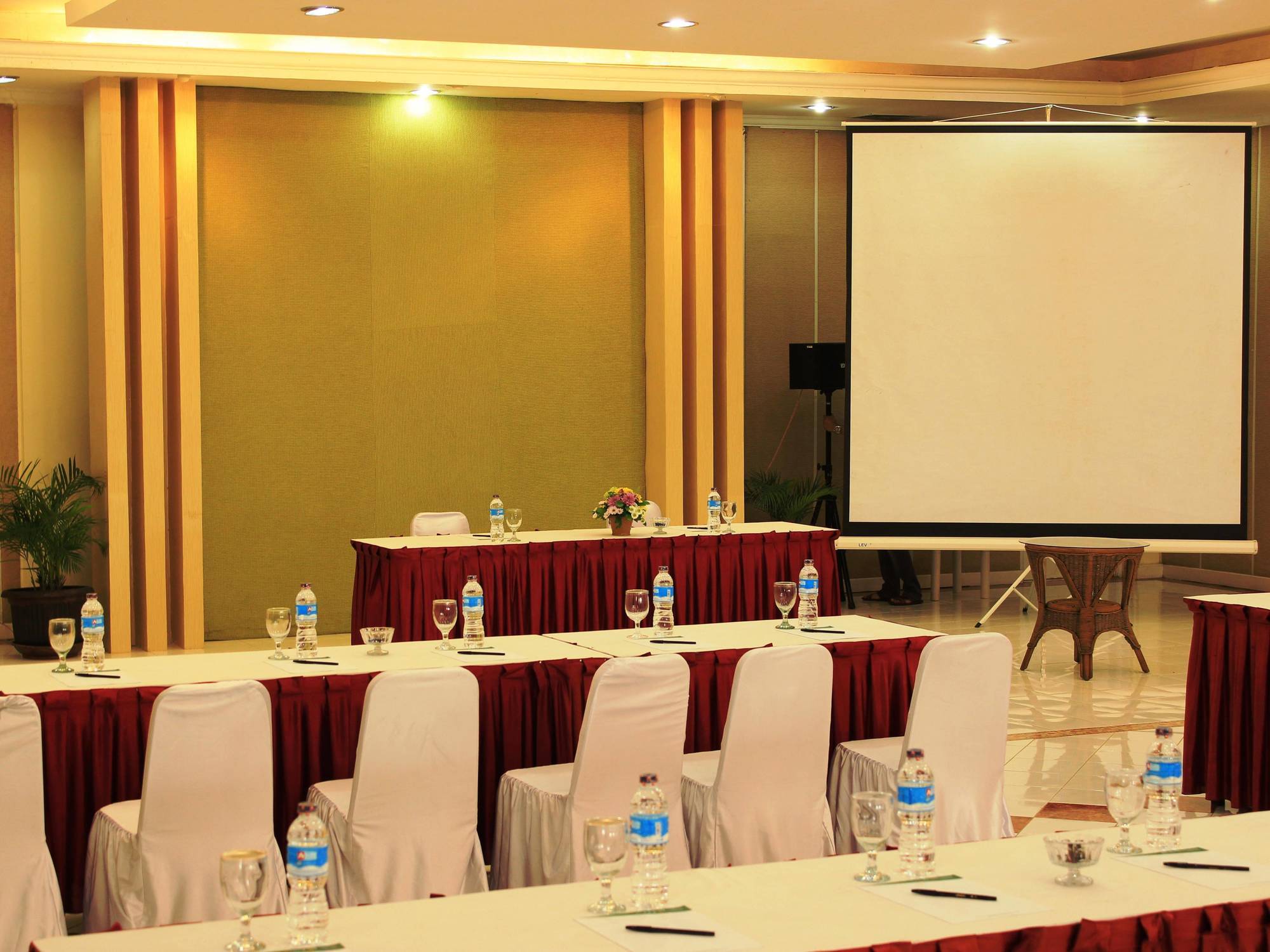 Alfa Resort Hotel&Conference Puncak Esterno foto