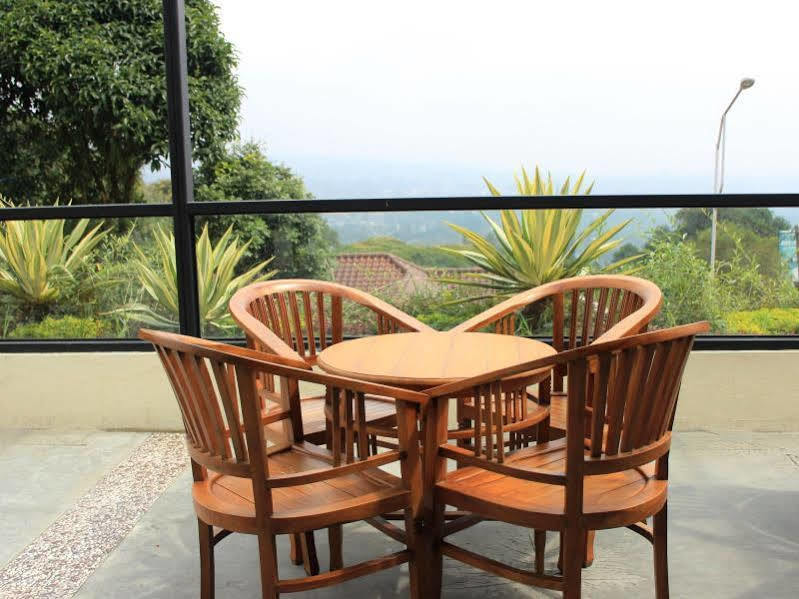 Alfa Resort Hotel&Conference Puncak Esterno foto